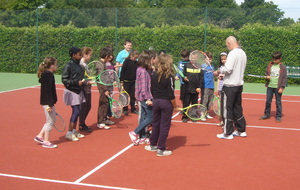 Plus de 200 enfants découvrent le tennis dans les écoles