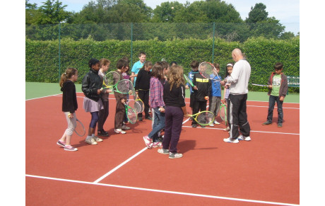 Plus de 200 enfants découvrent le tennis dans les écoles